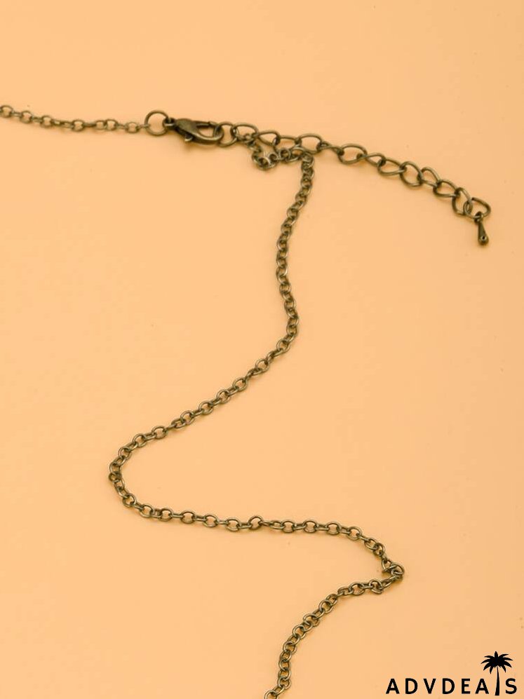 Graphic Detail Round Charm Necklace