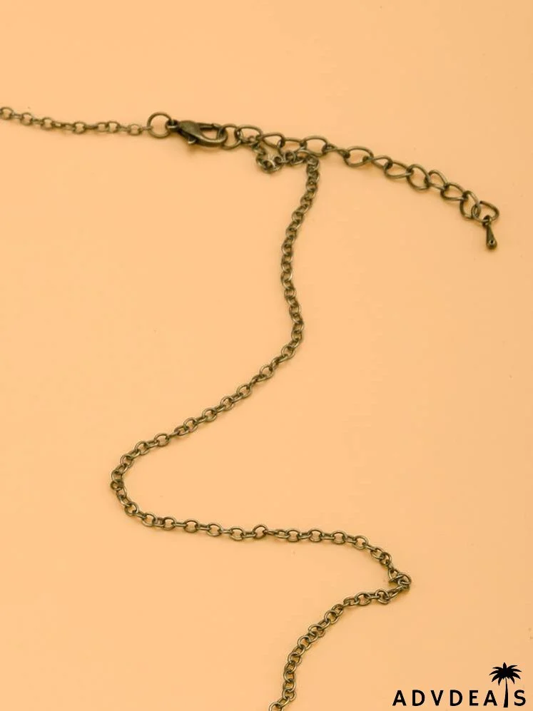 Graphic Detail Round Charm Necklace