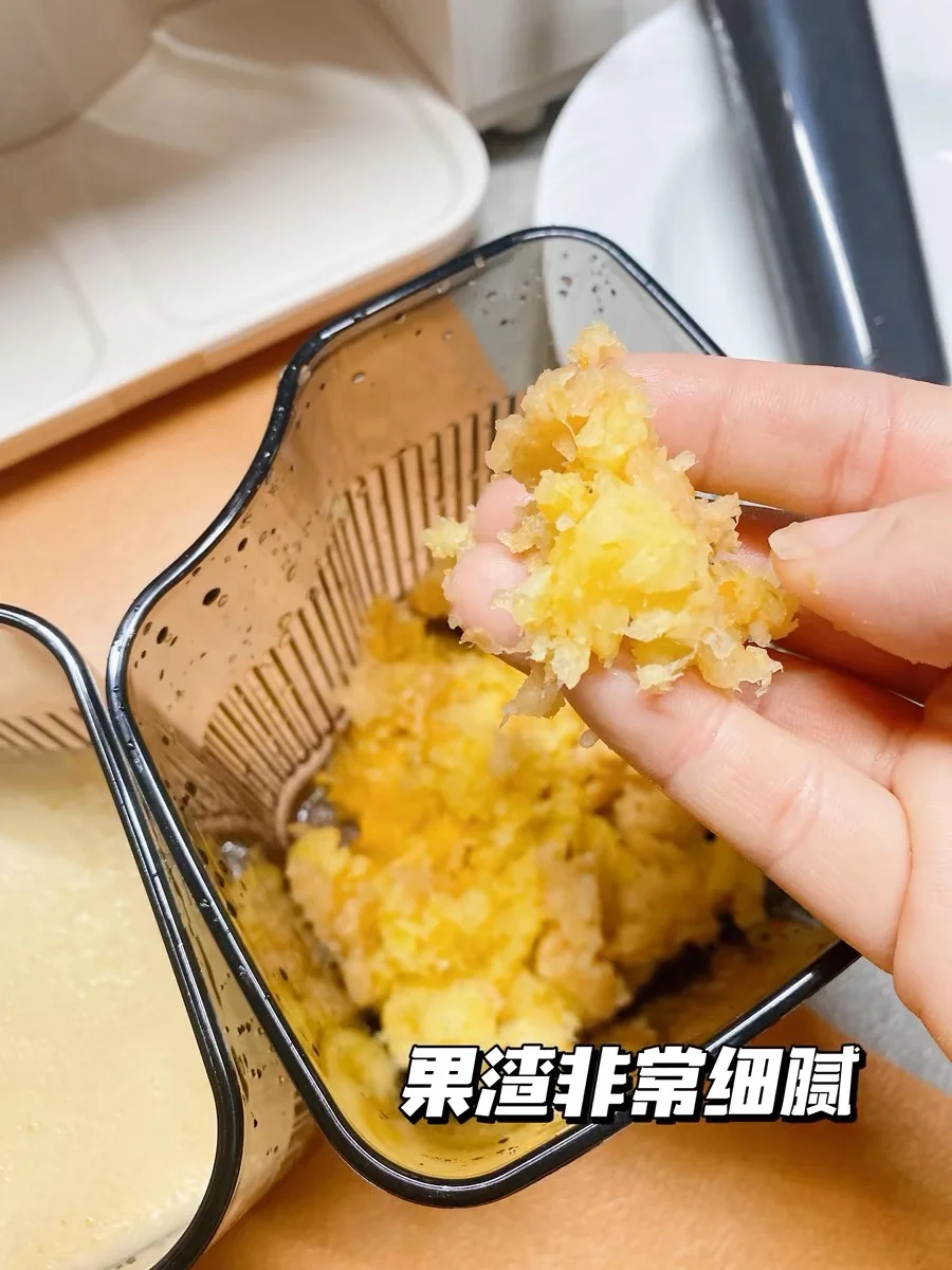 يمكن للعصارة المزودة بفتحة تغذية أوسع بمقدار 12 سم استيعاب قطع أكبر من الطعام، مما يلغي الحاجة إلى تقطيع الفواكه والخضروات، ويمكنها استخلاص العصير بسرعة