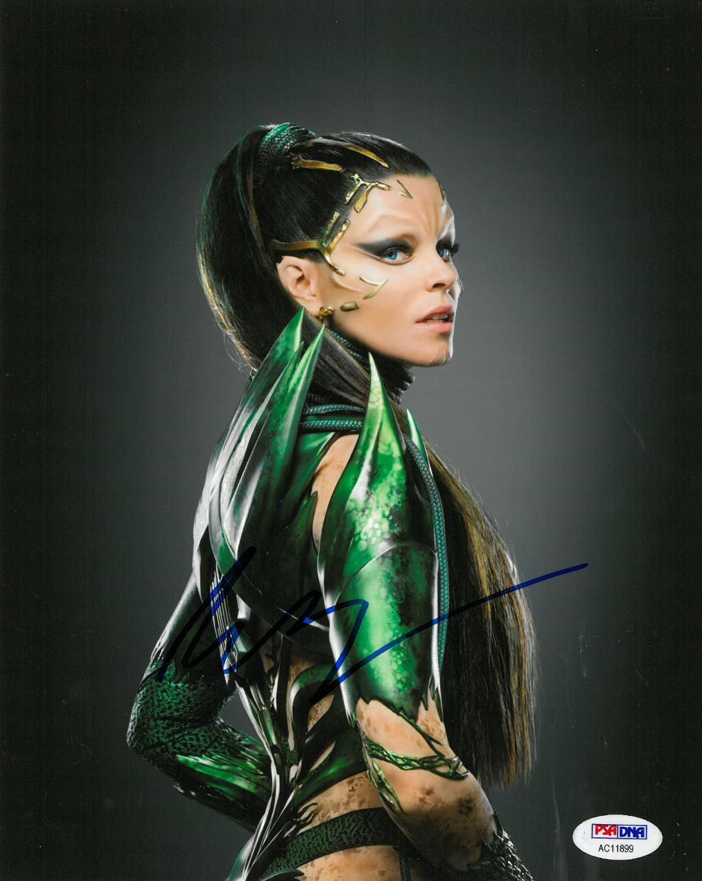 Elizabeth Banks Signed Power Rangers Autographed 8x10 Photo Poster painting PSA/DNA #AC11899