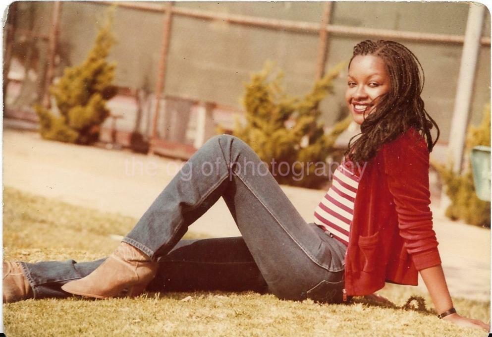 A GIRL IN THE PARK 1970's FOUND Photo Poster painting Color PRETTY YOUNG WOMAN Vintage 01 18 F