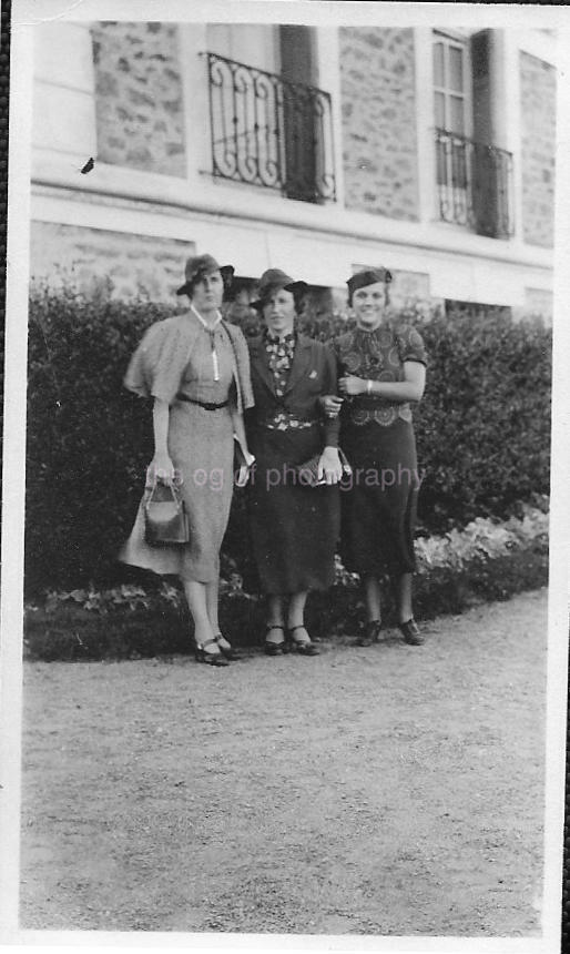 Vintage FOUND FAMILY Photo Poster paintingGRAPH Black And White Original Snapshot 04 41 W