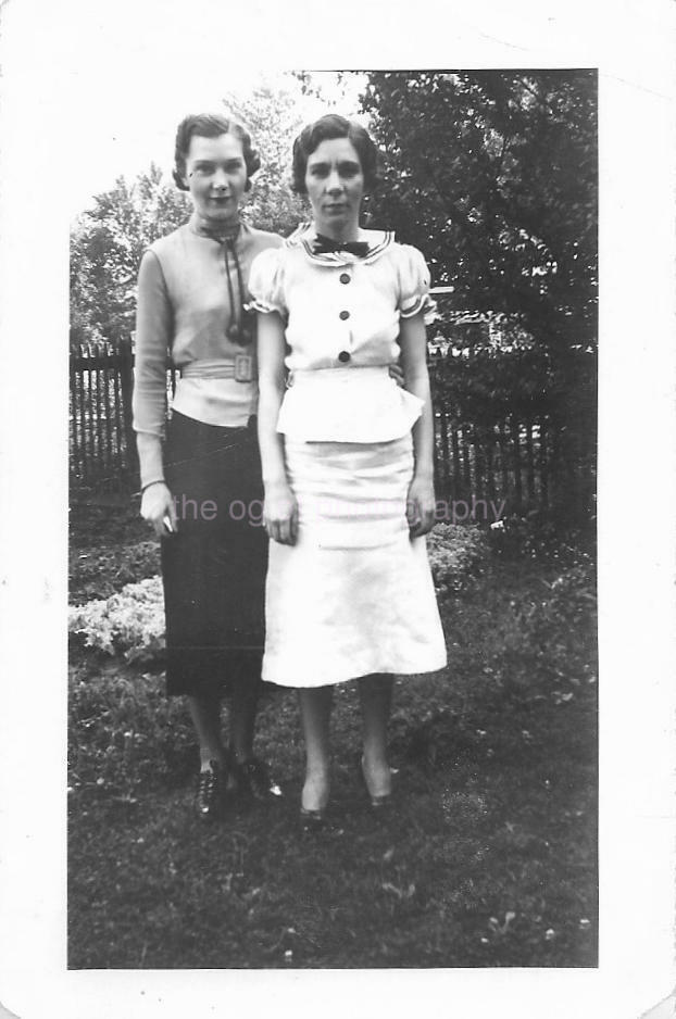 WOMEN FROM BEFORE Found Photo Poster painting bwOriginal Portrait VINTAGE 07 29 M