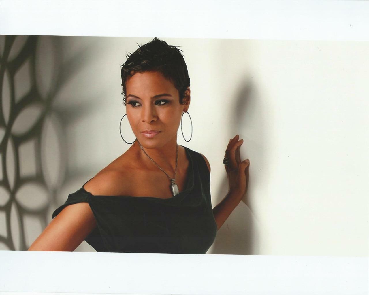 Daphne Wayans 8x10 Picture Simply Stunning Photo Poster painting Gorgeous Celebrity #1