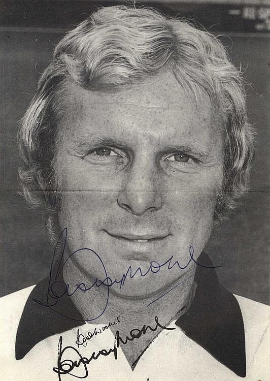 BOBBY MOORE Signed Photo Poster paintinggraph - West Ham United / Fulham & England - Preprint