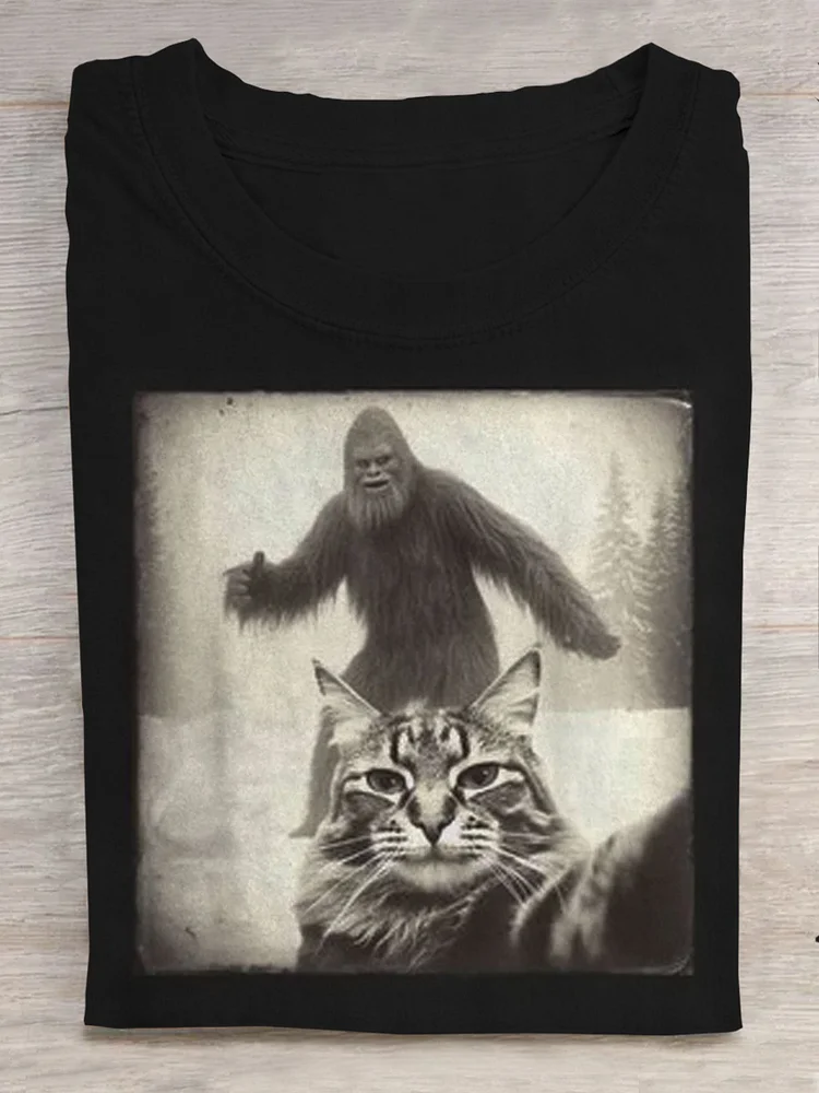 Funny Cat Selfie With Bigfoot Print T-shirt