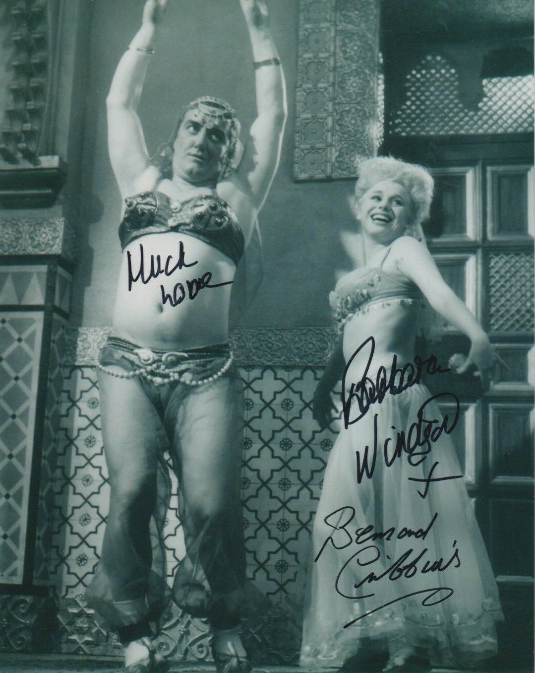 Barbara Windsor and Bernard Cribbins signed Photo Poster painting - Carry on Spying - K602