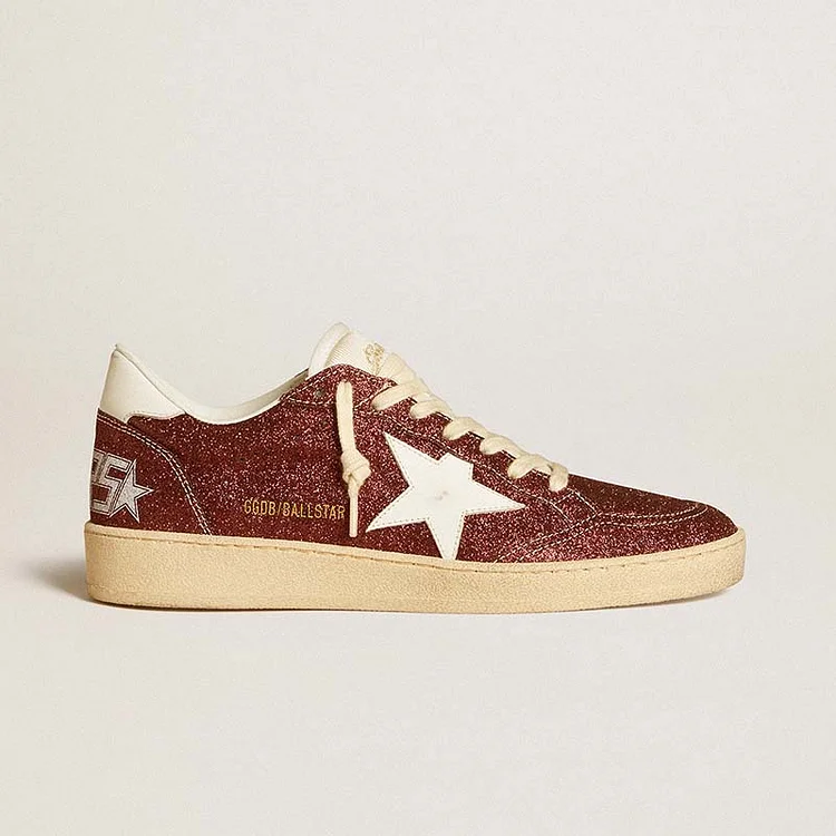 Golden Goose Ball Star con purpurina burdeos con estrella y refuerzo del talón de cuero blanco