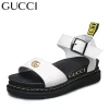 （40302）Swobodne płaskie sandały Gucci