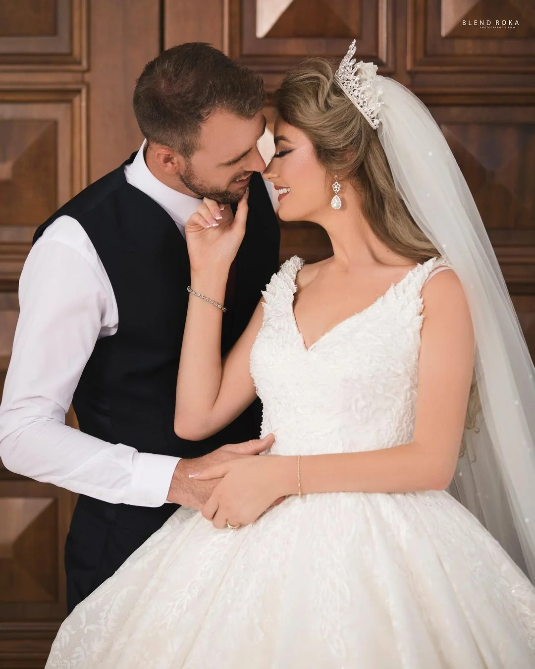 Long Princess V-neck Wedding Dress With Tulle Lace