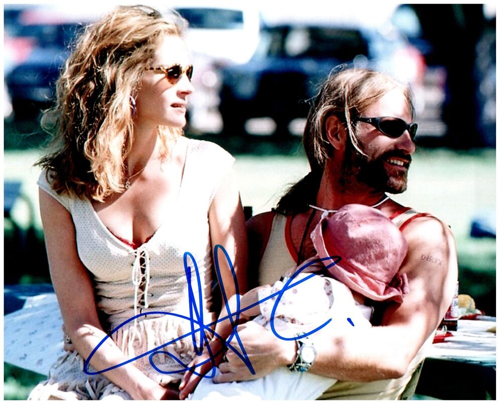 AARON ECKHART Signed Autographed ERIN BROCKOVICH 8x10 Photo Poster painting A