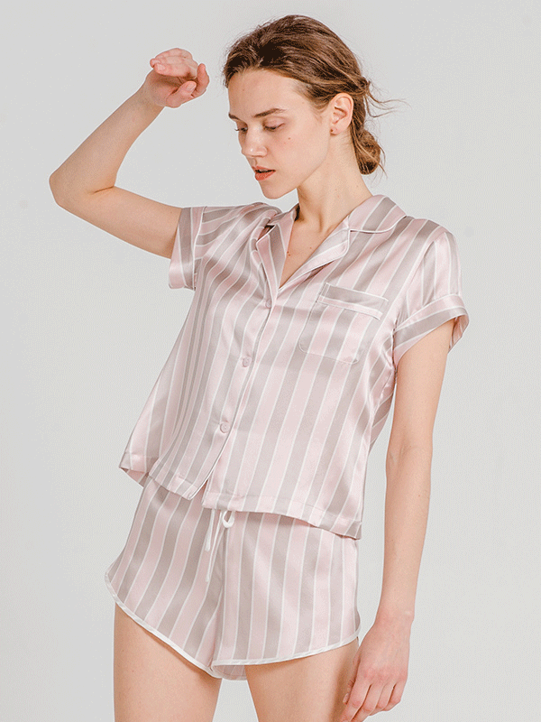 22 MOMME Pyjama en soie court en rose avec rayures  1