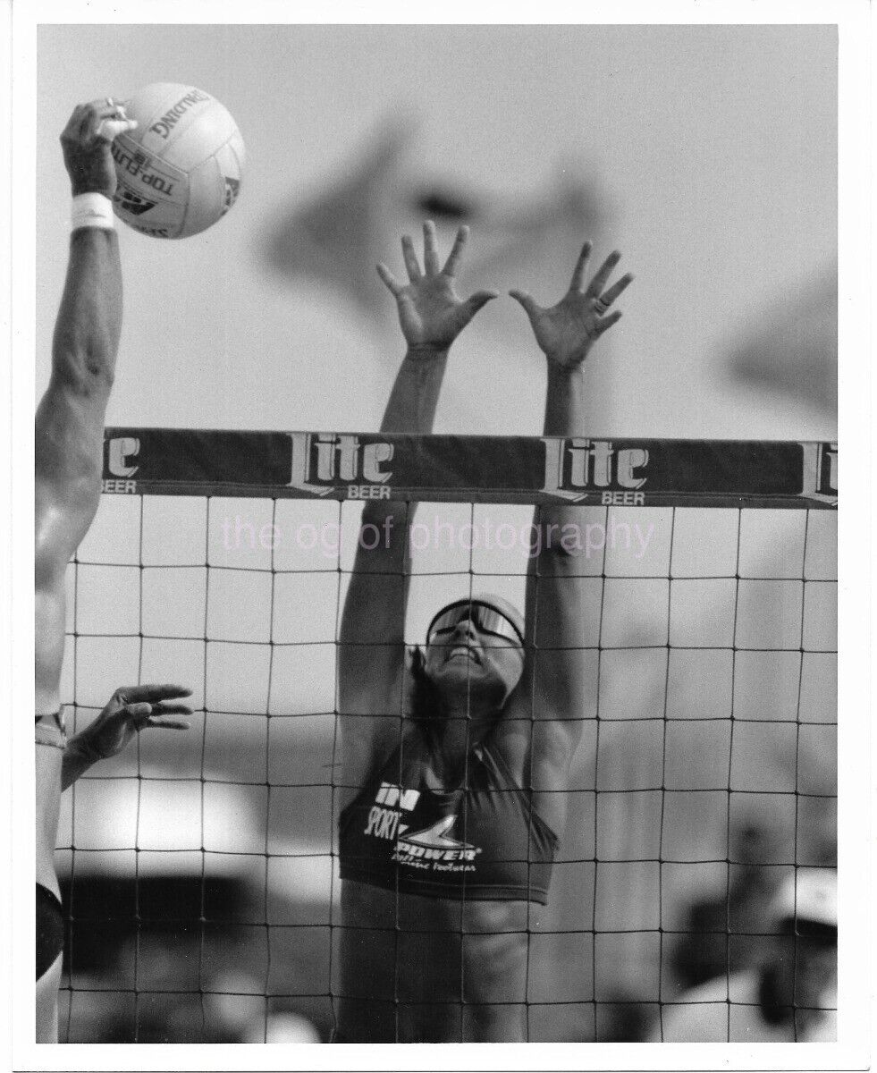 8 x 10 FOUND Photo Poster paintingGRAPH Vintage B + W PRO VOLLEYBALL GIRL Original 22 49 G