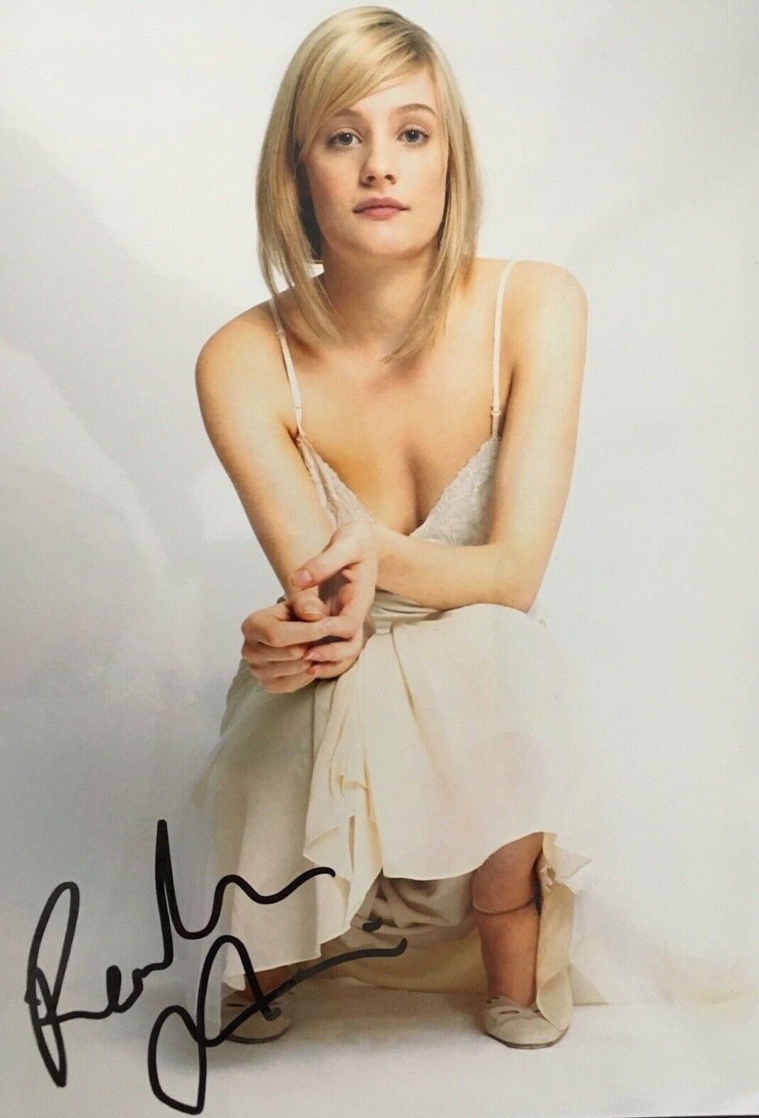 ROMOLA GARAI - Hong Kong BORN ACTRESS - EXCELLENT SIGNED COLOUR Photo Poster paintingGRAPH