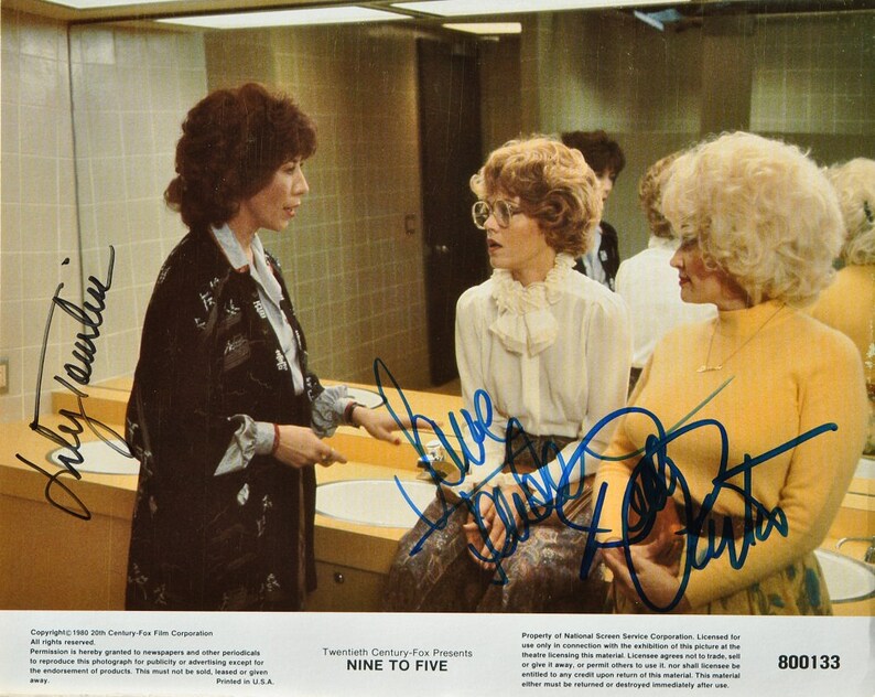 9 TO 5 CAST SIGNED Autographed Photo Poster painting X3 Nine To Five Jane Fonda, Dolly Parton, Lily Tomlin wcoa