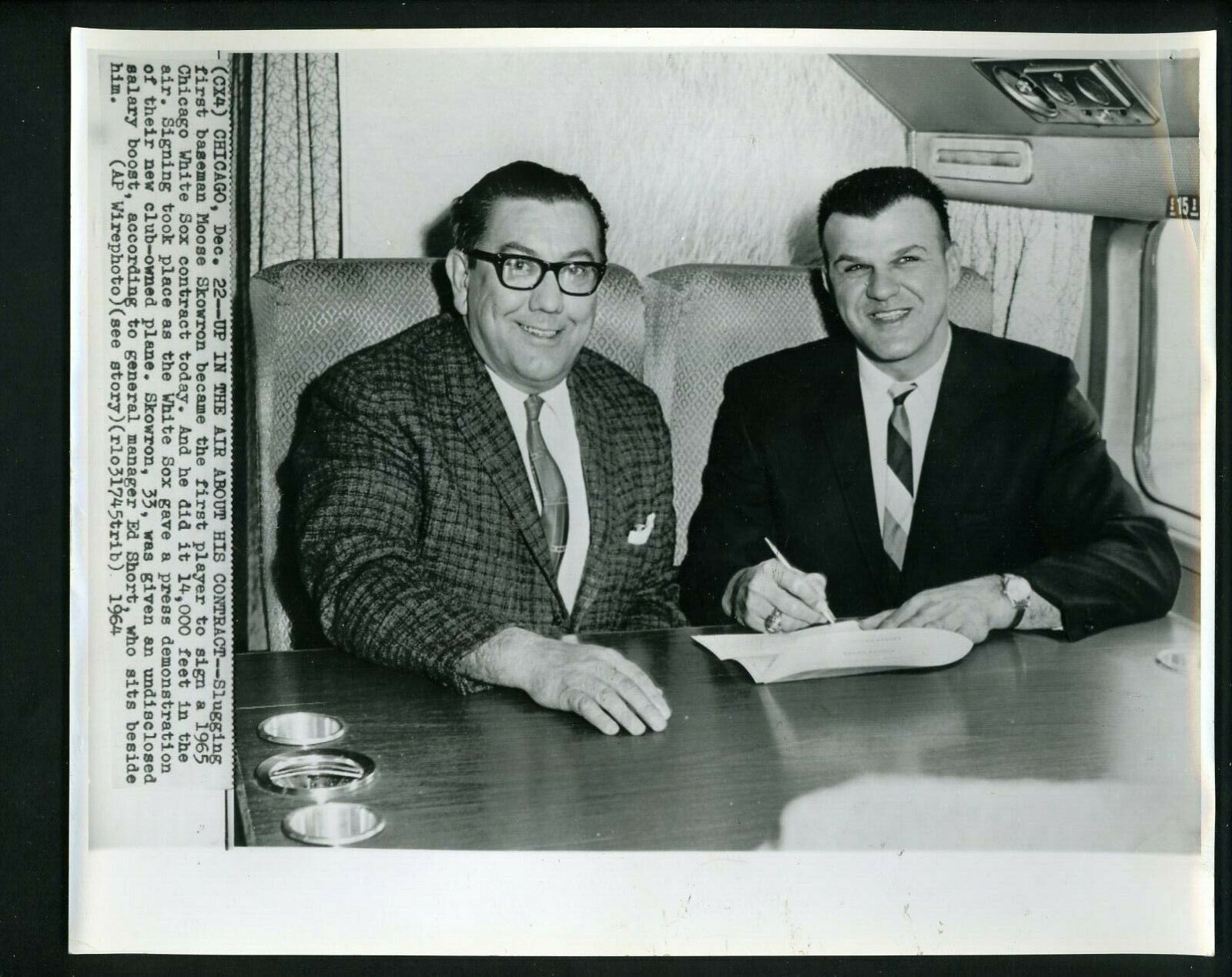 Chicago White Sox General Manager Ed Short signs Moose Skowron 1964 Press Photo Poster painting