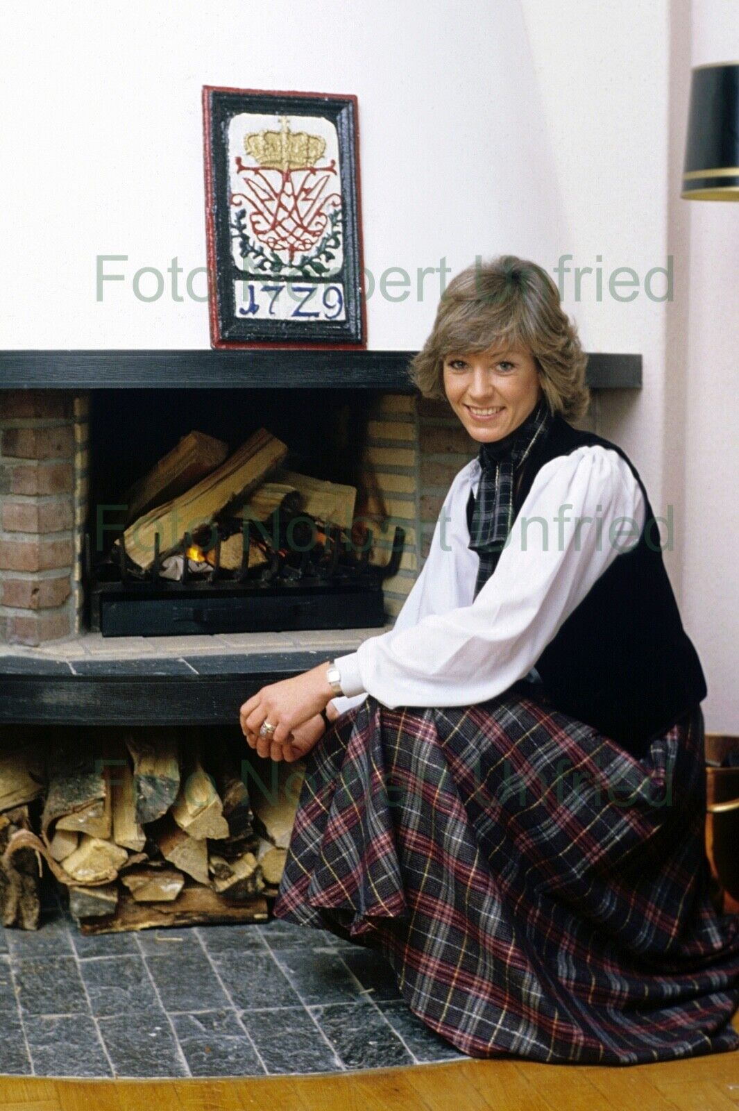 Dorthe Kollo At Fireplace - Photo Poster painting 20 X 30 CM Without Autograph (Nr 2-14