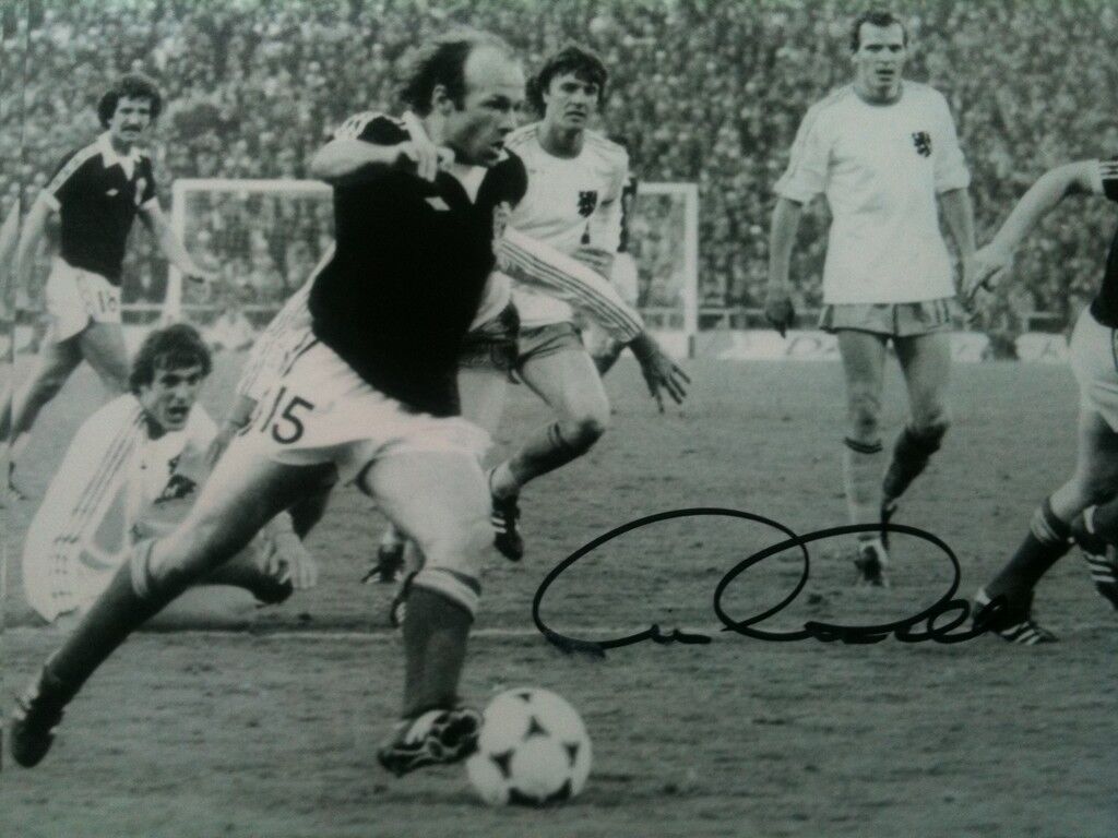 ARCHIE GEMMILL - LEGENDARY FOOTBALLER - SCOTLAND WORLD CUP GOAL SIGNED Photo Poster painting