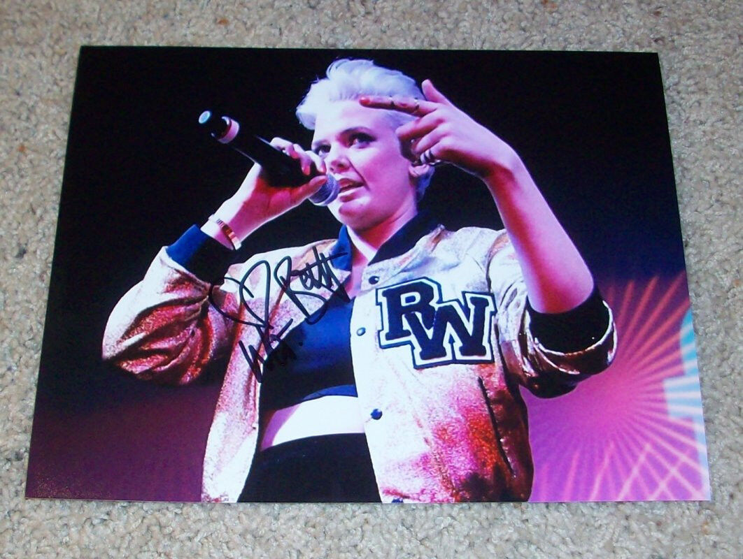 BETTY WHO SIGNED AUTOGRAPH SOMEBODY LOVES YOU 8x10 Photo Poster painting w/EXACT PROOF