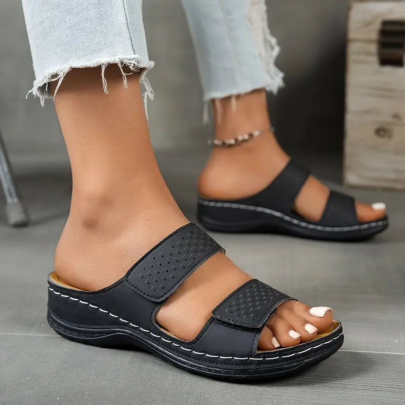 Supportive sandals arch and sole detail