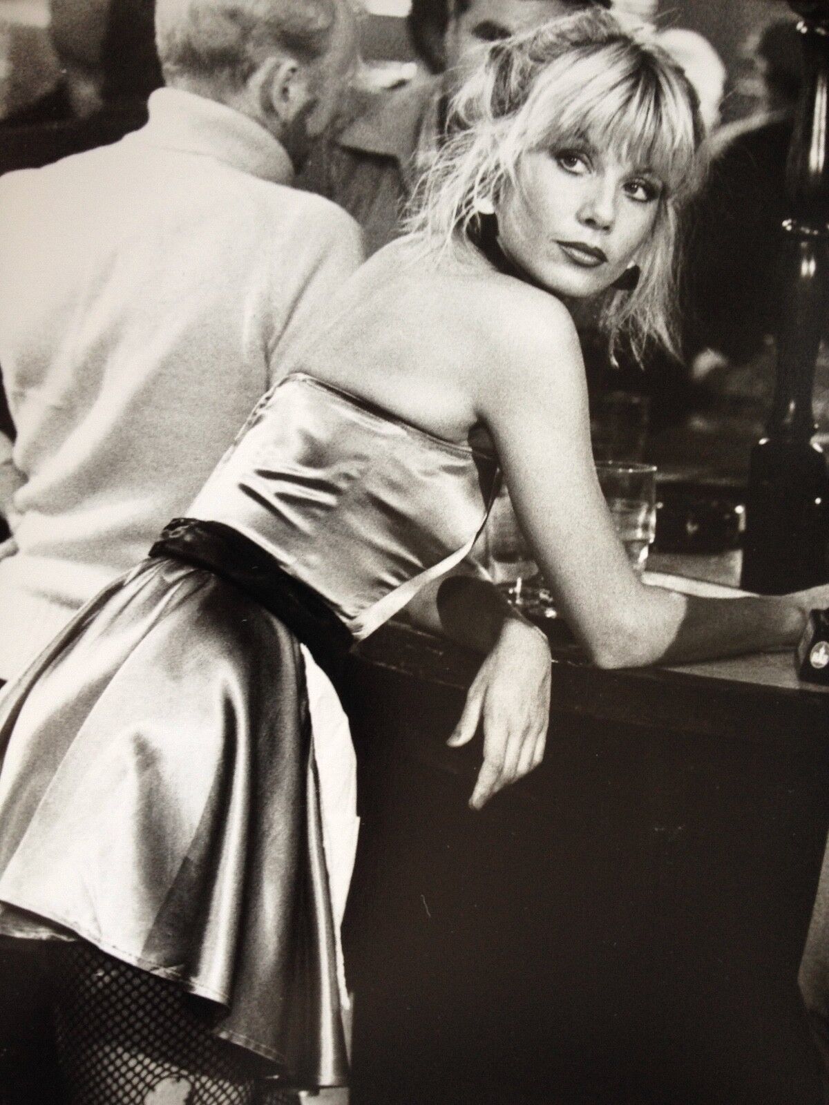 GLYNIS BARBER ( 8 ) - POPULAR BRITISH ACTRESS - SUPERB UNSIGNED Photo Poster paintingGRAPH