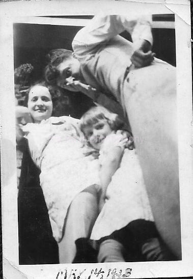 Vintage SMALL FOUND FAMILY Photo Poster paintingGRAPH Original BLACK AND WHITE Snapshot 06 15 C