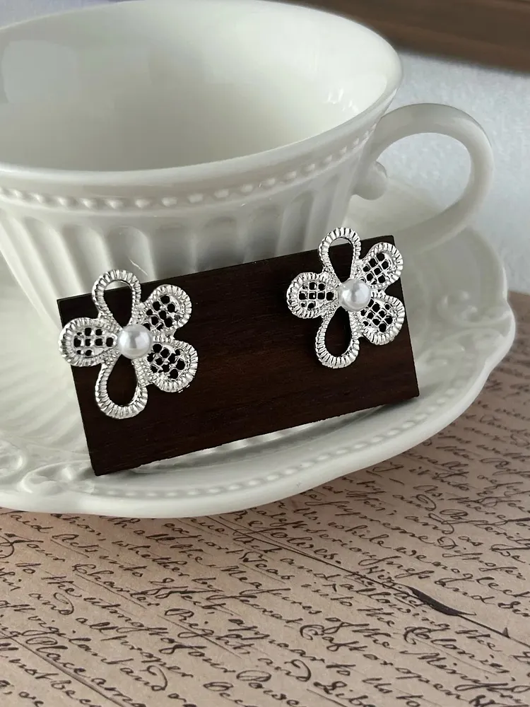 Silver needle openwork flower pearl earrings