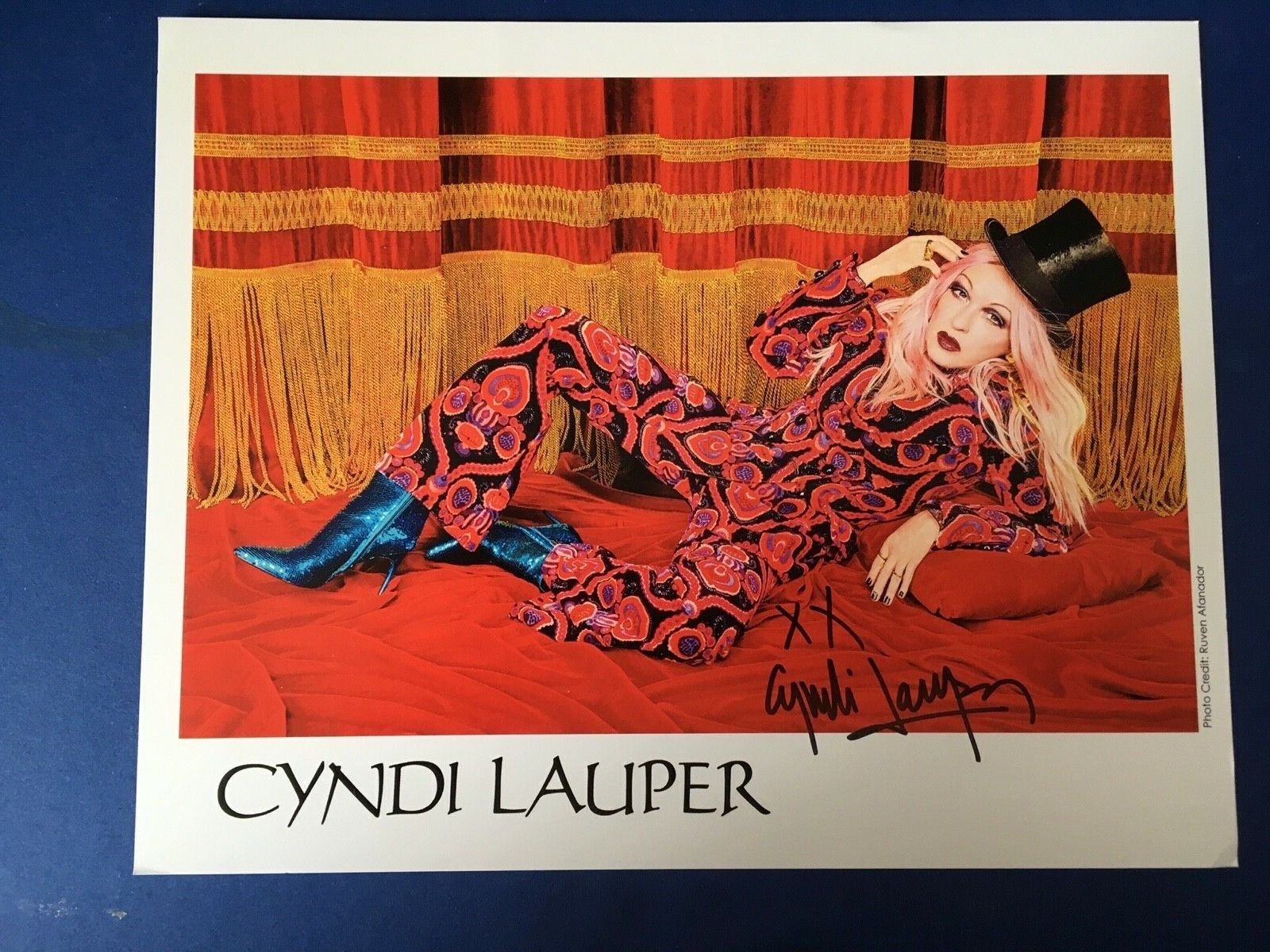 CYNDI LAUPER - CHART TOPPING SINGER / SONGWRITER - STUNNING SIGNED Photo Poster paintingGRAPH