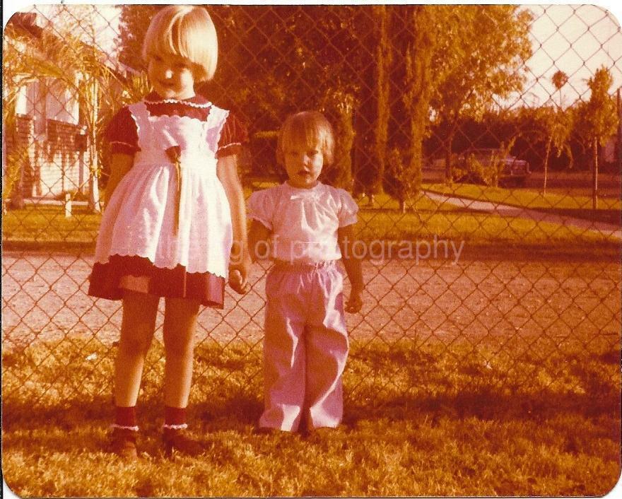 Young Girls FOUND FAMILY Photo Poster paintingGRAPH Original Color Snapshot VINTAGE 012 15 W