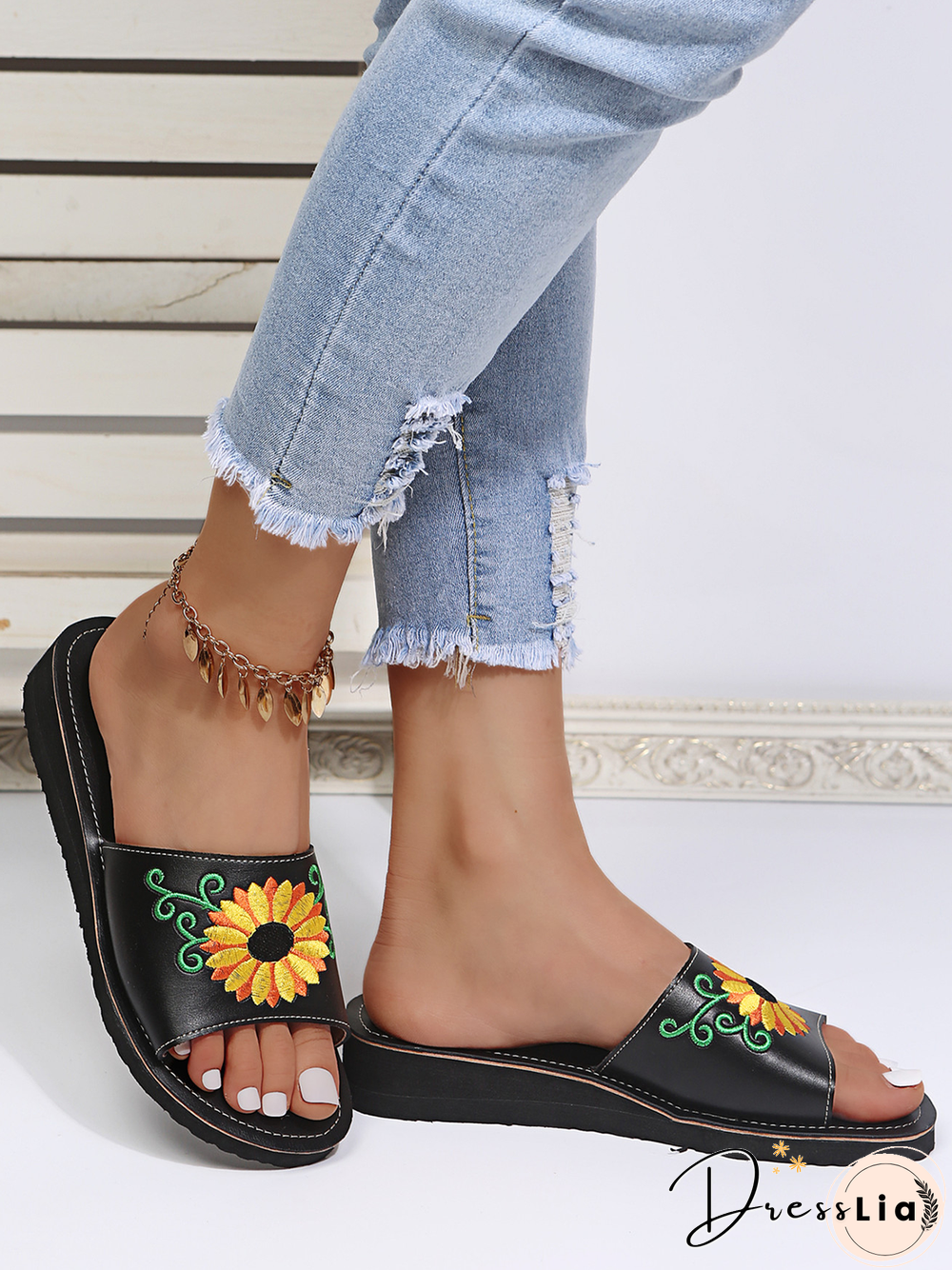 Sunflower Embroidered Print Casual Sandal Slippers