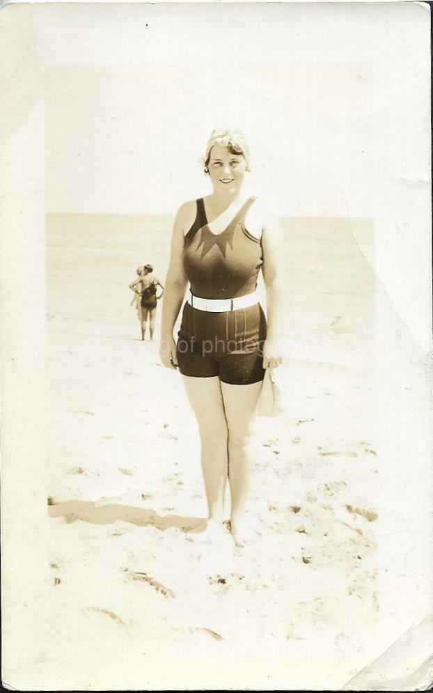 Vintage FOUND Photo Poster paintingGRAPH bw BEACH WOMAN Portrait 19 27 ZZ