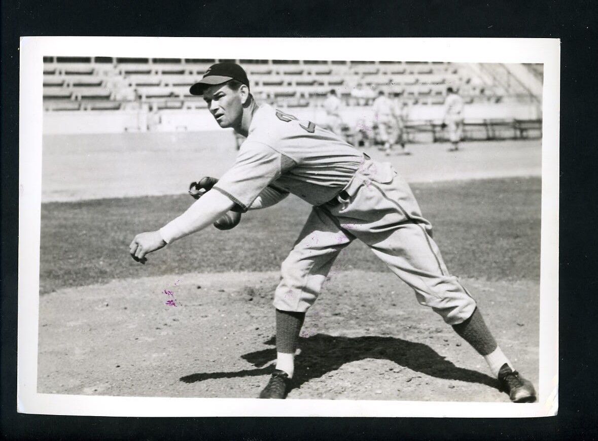 Lee Grissom The Sporting News 1938 Press Photo Poster painting Cincinnati Reds pitching pose