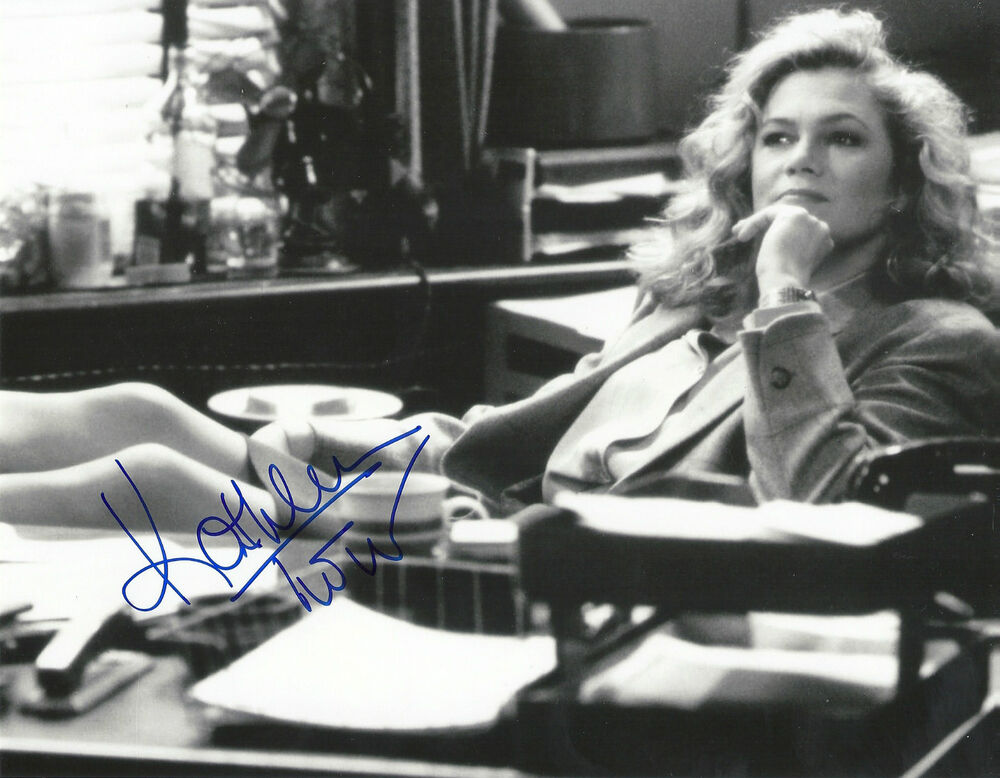 KATHLEEN TURNER 'ROMANCING THE STONE' 'WAR OF THE ROSES' SIGNED 8X10 PIC *COA 1