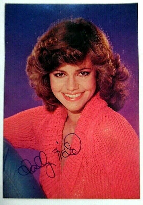 SALLY FIELD Autographed Photo Poster painting Postcard ACTRESS Legend GIDGET Flying NUN PC1601