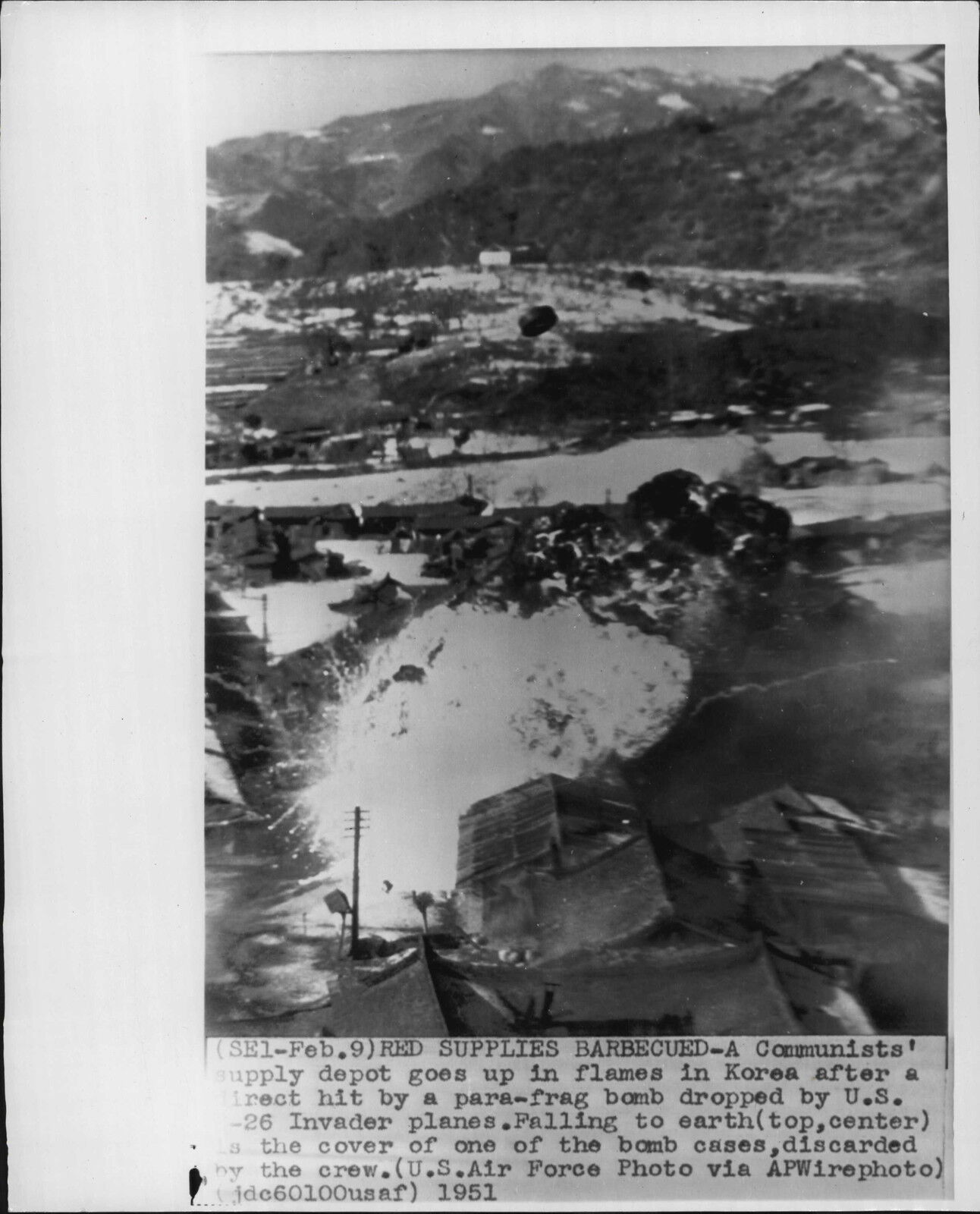 US Air Force at Work in Korea War Press Photo Poster painting