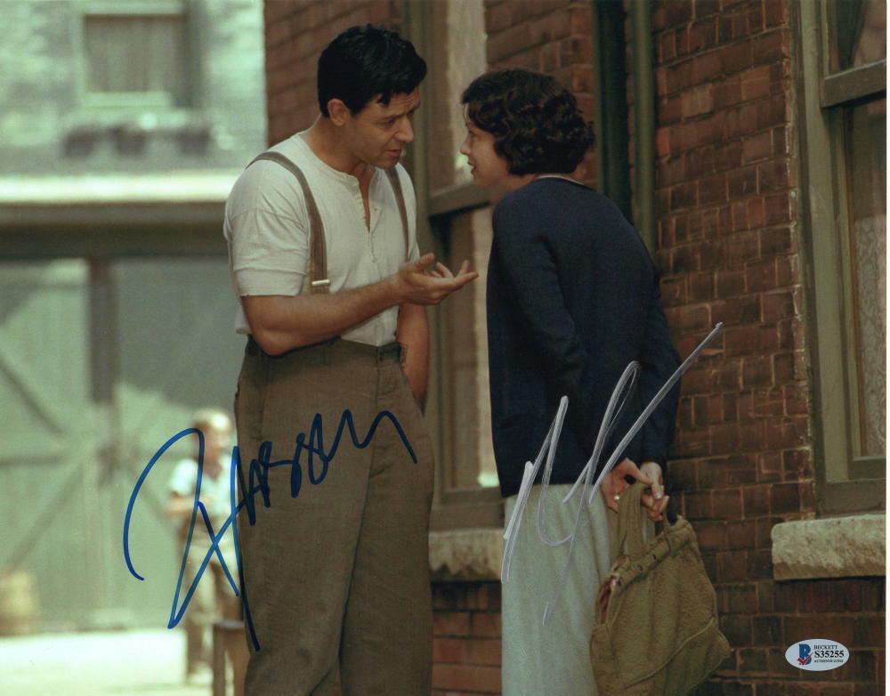 RUSSELL CROWE & RENEE ZELLWEGER SIGNED AUTOGRAPHED 11x14 Photo Poster painting - CINDERELLA MAN