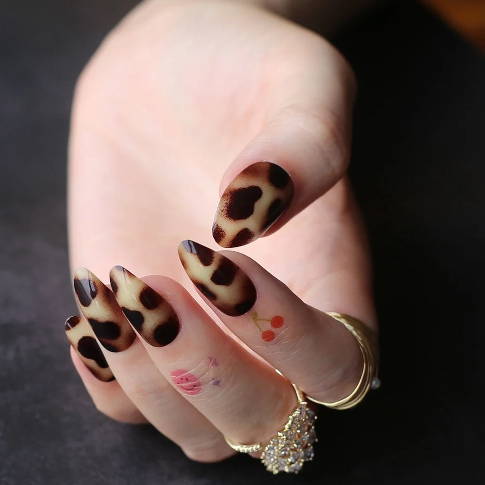 Classic Cheetah Brown  Fake nails Almond Acrylic nails Glossy Stiletto False nails Short leopard print yellow-Nail Inspo