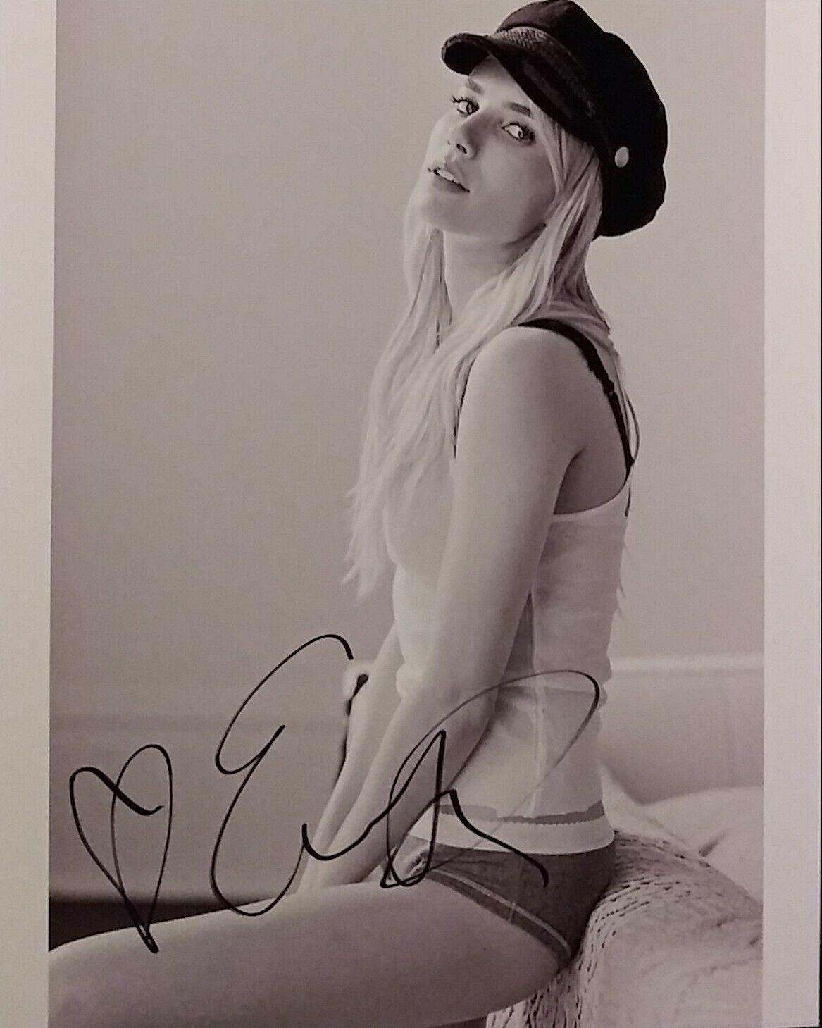 Emma Roberts signed 8 x 10