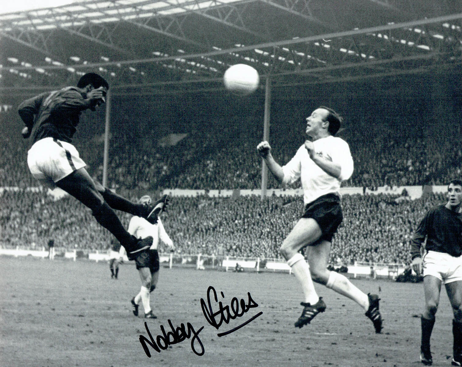 Nobby STILES Signed 10x8 Photo Poster painting A Autograph AFTAL COA England 1966 World Cup