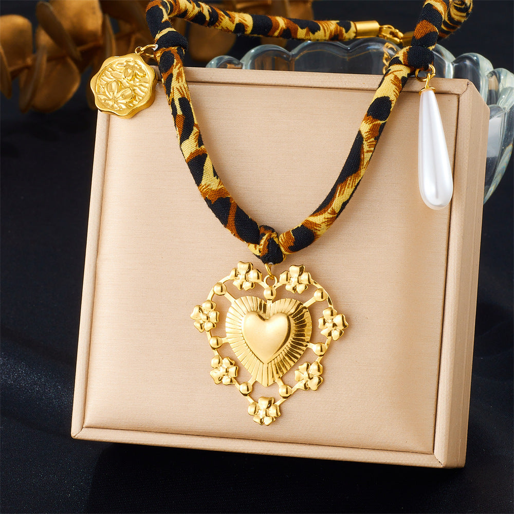 Fashion Pattern Retro Gold-Plated 18K Stainless Steel Flower Heart Pearl Teardrop-Shaped Pendant Necklace