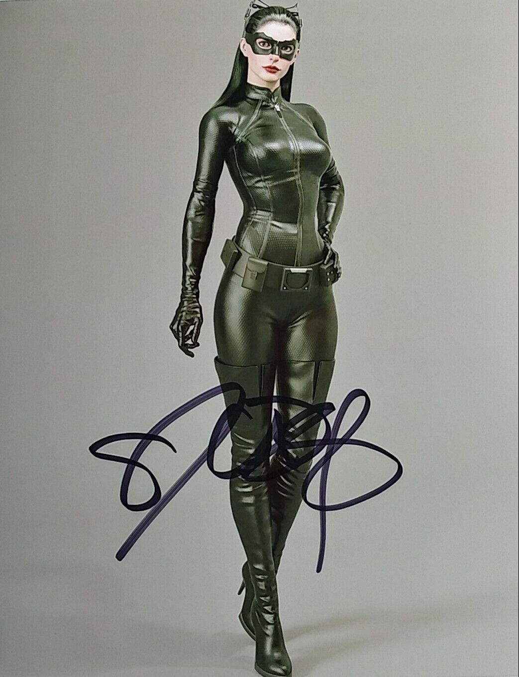 Anne Hathaway signed 8 x 10