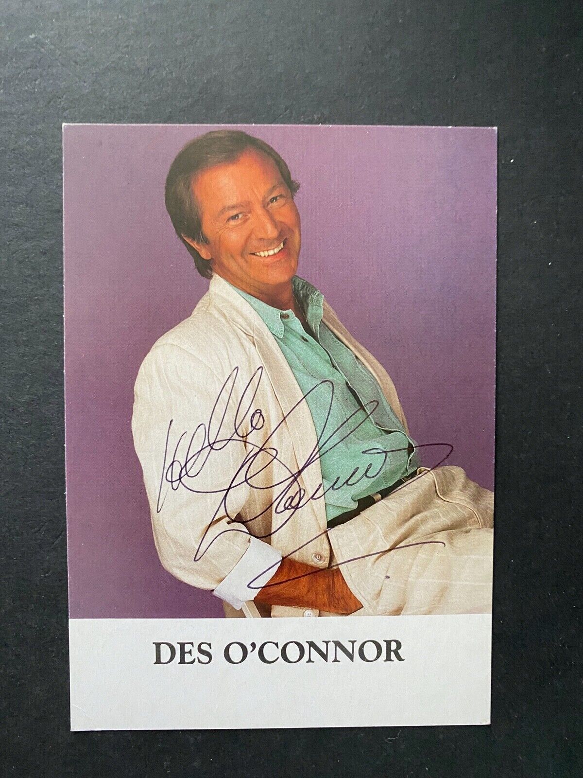 DES O'CONNOR - CHART TOPPING SINGER & ENTERTAINER - SUPERB SIGNED Photo Poster paintingGRAPH