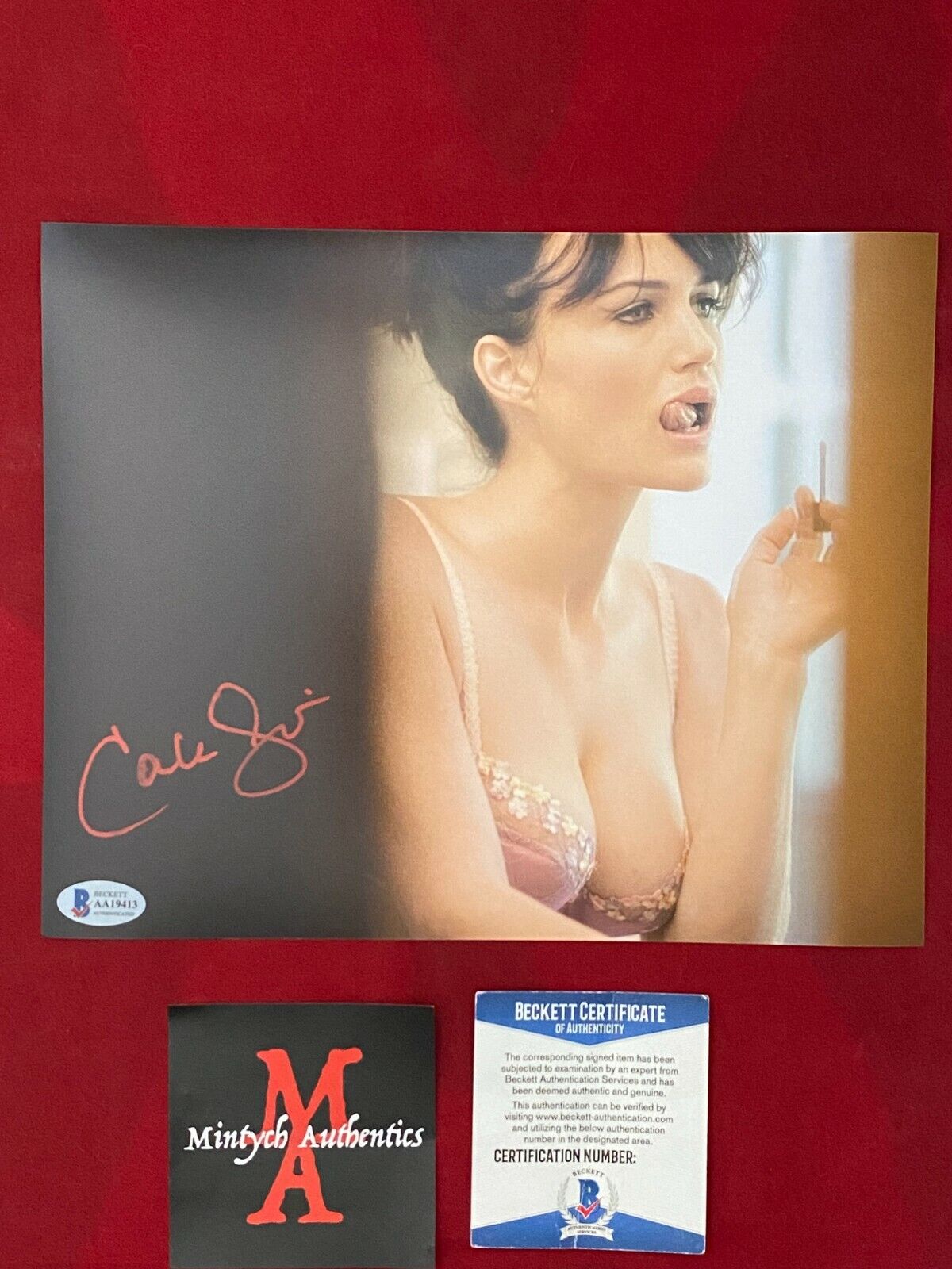 CARLA GUGINO AUTOGRAPHED SIGNED 8x10 Photo Poster painting! MODEL POSE! BECKETT COA!