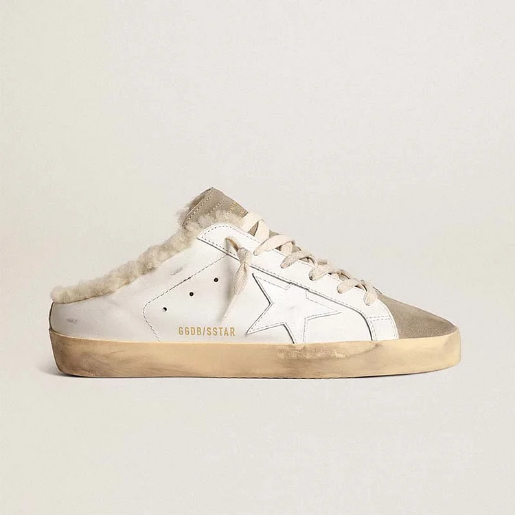 Sabot Golden Goose Super-Star con estrella de piel blanca y forro de borreguito