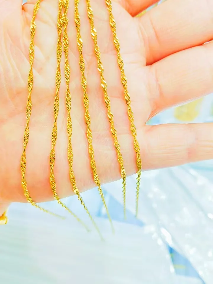 Interchangeable chains that can be worn as a minimalist necklace.