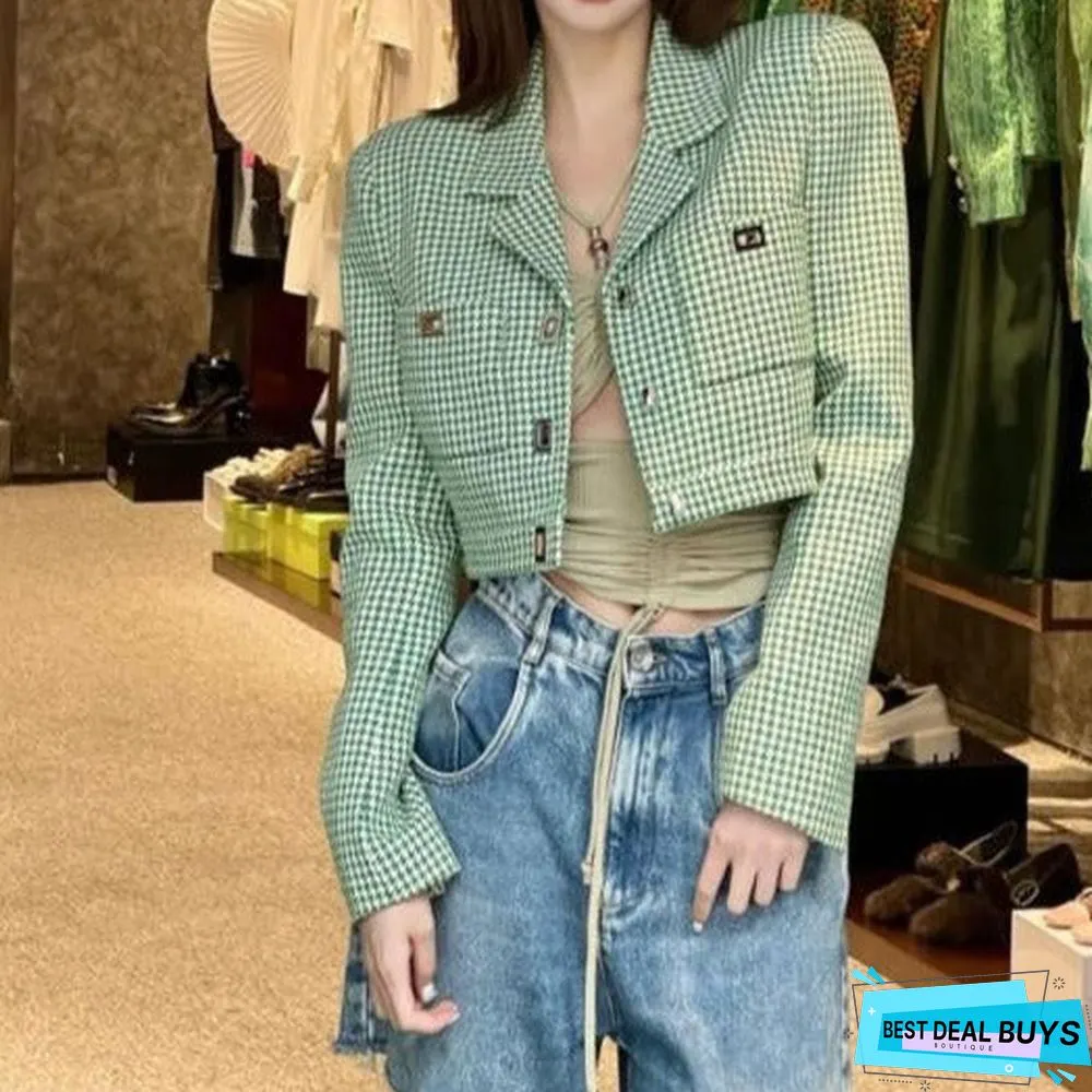 A Short Suit Jacket Woman with A Small Fragrant Plaid Collar