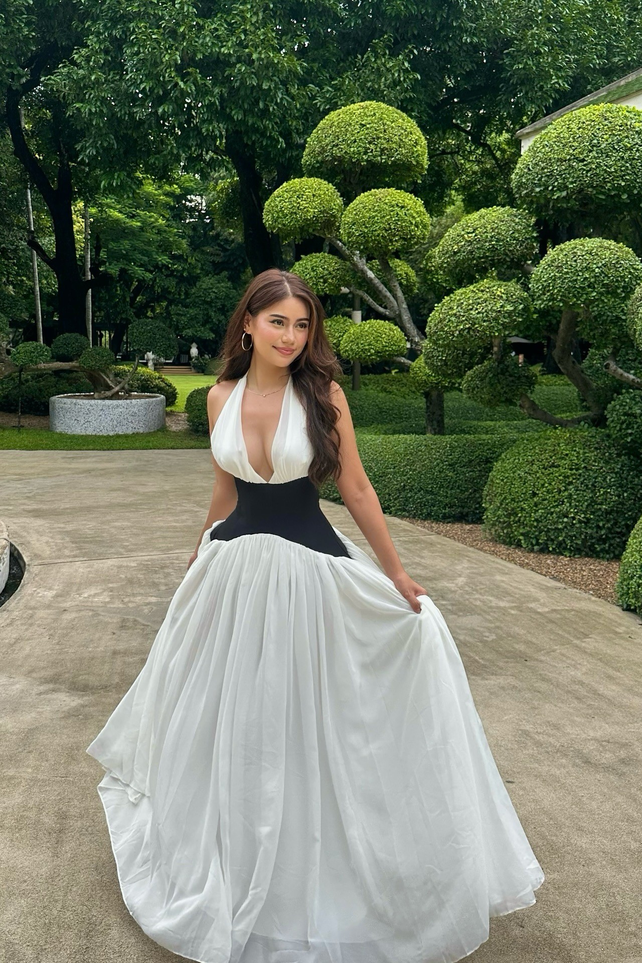 Oknass Chic White V Neck Halter Sleeveless Long Prom Dress With pleated