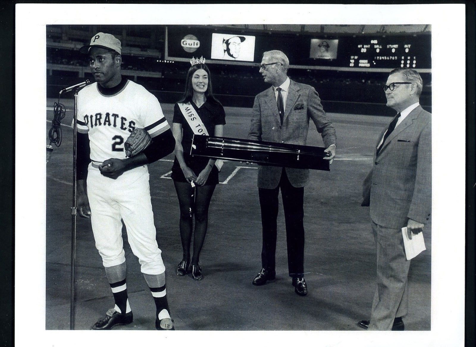 Roberto Clemente receives award circa 1970 Press Photo Poster painting Pittsburgh Pirates