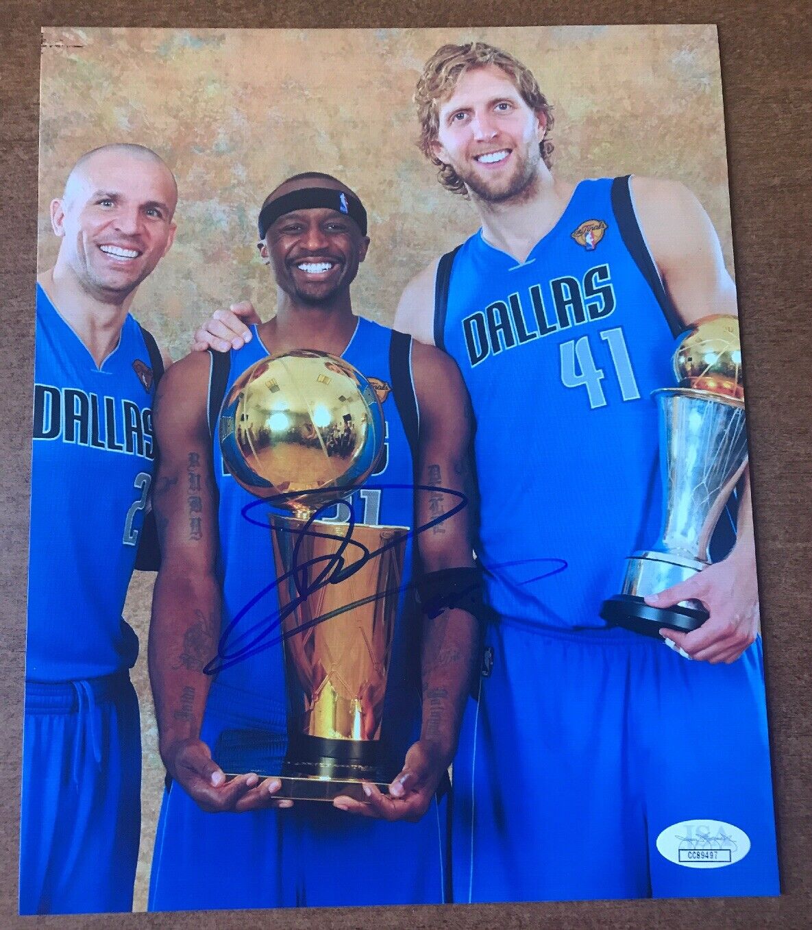 DIRK NOWITZKI HAND SIGNED 8x10 COLOR Photo Poster painting MAVERICKS WITH 2 TROPHIES JSA COA