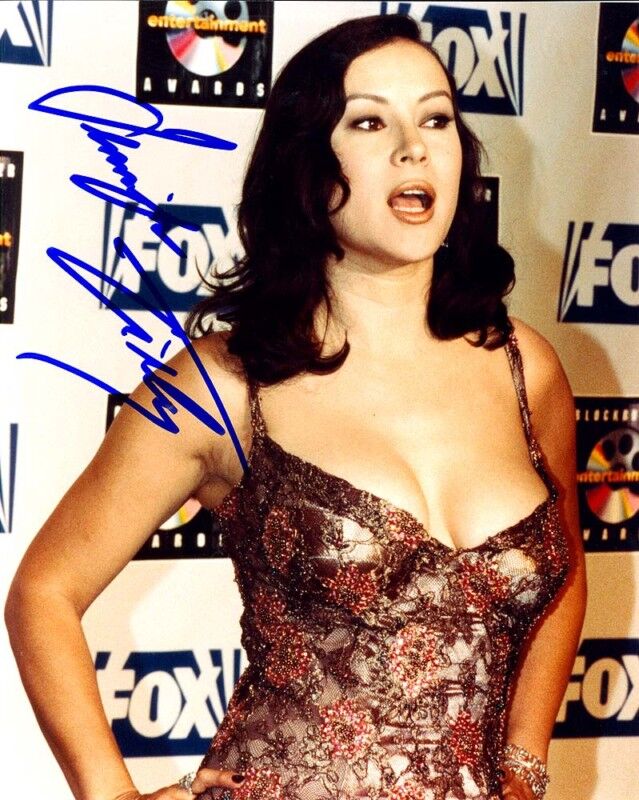 JENNIFER TILLY AUTOGRAPHED SIGNED 8X10 Photo Poster painting POSING IN LOW CUT DRESS. WITH COA